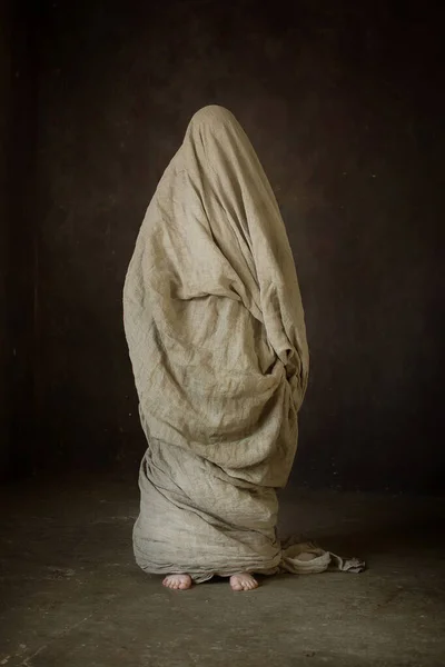 Adam ayakları açık bir şekilde bir çantaya saklandı.