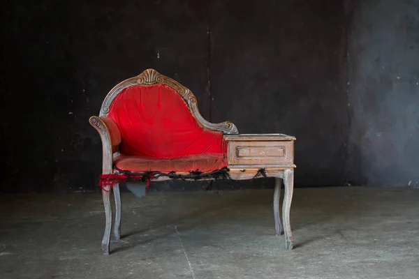 Siyah arka planda eski kırmızı şarap banketi