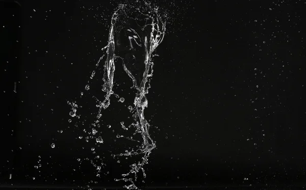 Water splash met luchtbellen. Close-up. Zwarte achtergrond — Stockfoto