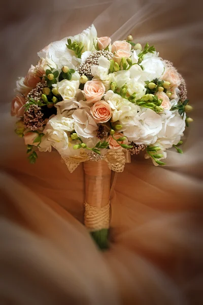 Bouquet de mariage sur soie. Gros plan — Photo