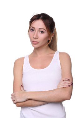 Tanktop çapraz kolları olan kız. Yakın çekim. Beyaz arka plan