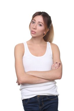 Yelek çapraz kolları olan kız. Yakın çekim. Beyaz arka plan