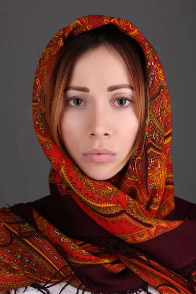 Retrato de chica en una bufanda. De cerca. Fondo gris — Foto de Stock