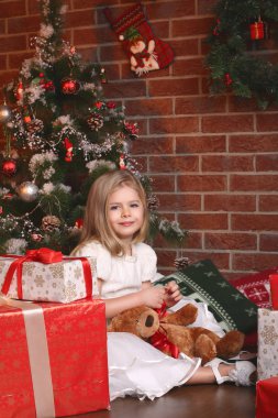 Yeni yıl üzerinde teddy ile küçük kız