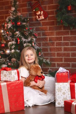 Noel ağacı arka plan üzerinde teddy ile kız