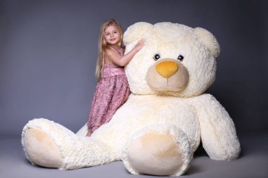 Büyük Peluş ayı sarılma çocuk