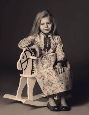 Sallanan at üzerinde oturan çocuk eski fotoğraf