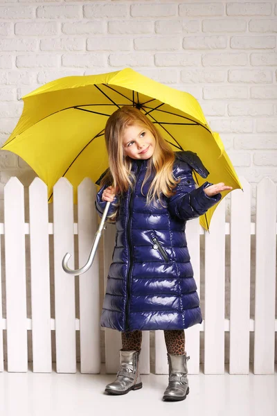 Çit yakınındaki şemsiye ile evlat. Yakın çekim. Beyaz arka plan