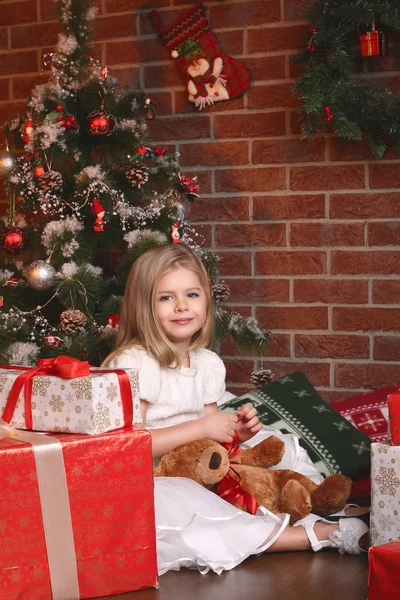 Yeni yıl üzerinde teddy ile küçük kız