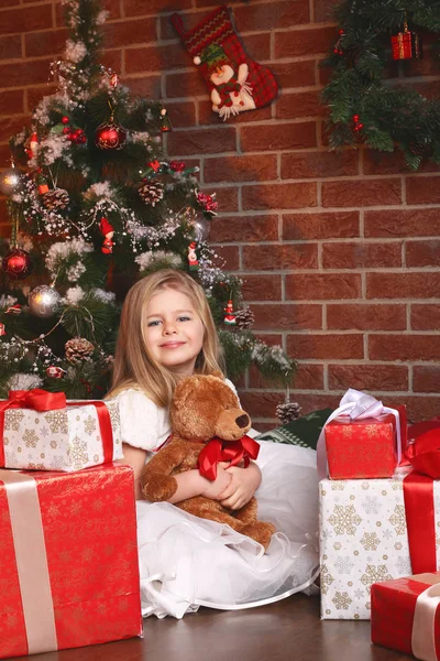 Noel ağacı arka plan üzerinde teddy ile kız