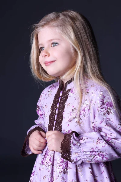 Niña vestida con flores. De cerca. —  Fotos de Stock