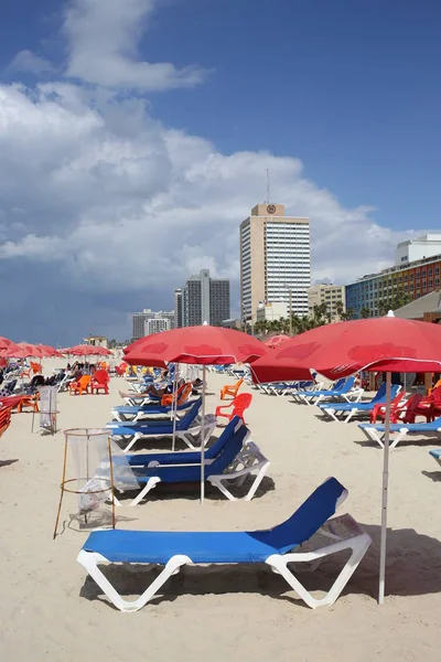 Paraguas en la playa de Tel Aviv — Foto de Stock