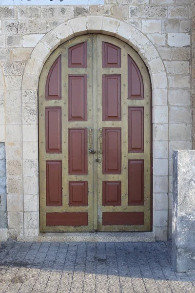Антикварная металлическая дверь в Израиле — стоковое фото
