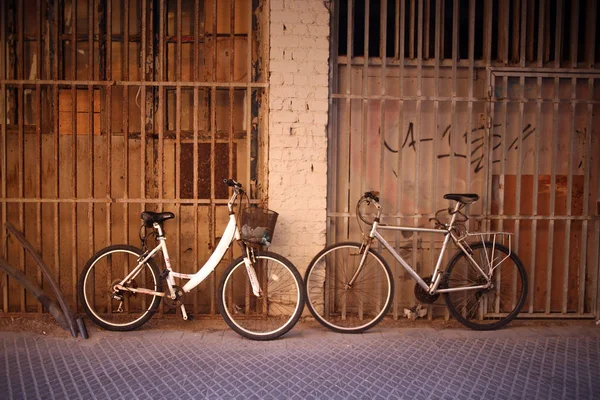 Deux vélos sur le fond des barres métalliques — Photo