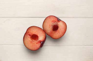 Erik masanın üzerine dilimlenmiş. Yakın çekim. Beyaz arka plan