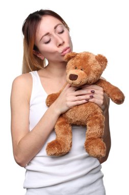 Kız sarılma ve öpüşme teddy. Yakın çekim. Beyaz arka plan