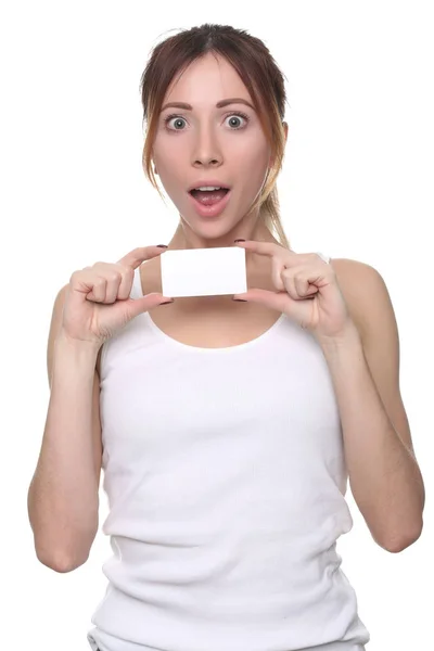 Chica con cara sorprendida sosteniendo la tarjeta de papel. De cerca. Fondo blanco — Foto de Stock