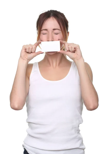 Mujer cubriéndose la boca con un pequeño espacio en blanco. De cerca. Fondo blanco — Foto de Stock