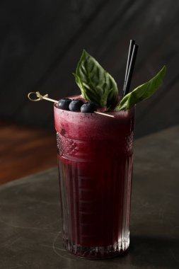 Masanın üzerine çilek kokteyli. Yakın çekim