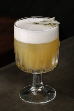 Kokteyl cam kalın köpük ile. Yakın çekim