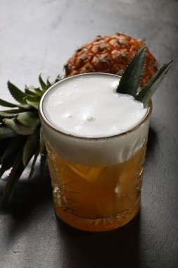 Ananas ve bir bardak bira