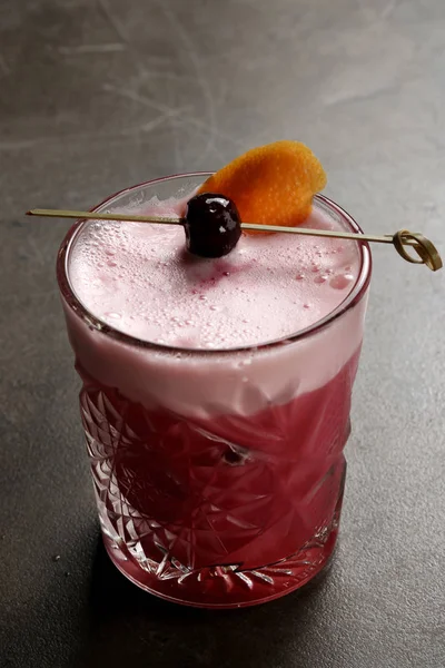 Cocktail avec cerise sur une brochette. Gros plan — Photo
