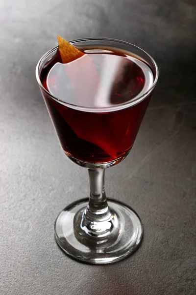 Red moon cocktail in a goblet glass. Close up — Stock Photo, Image