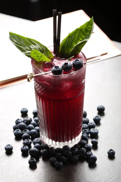 Cocktail with a blueberries on a skewer. Close up — Stock Photo, Image