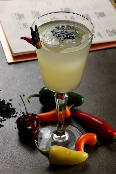 Cocktail with hot peppers on the table. Close up — Stock Photo, Image