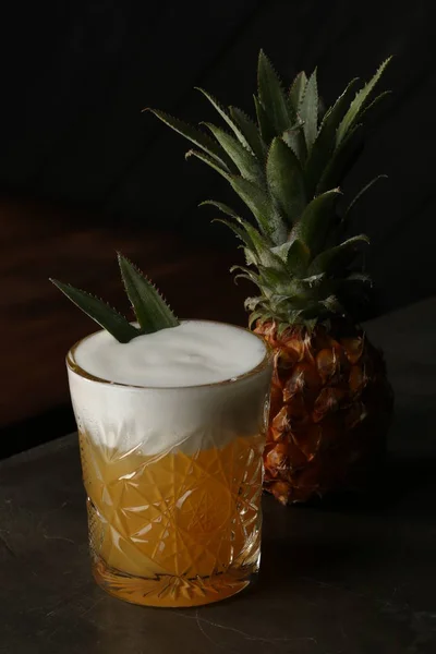 Cerveza en un vaso de cristal y piña. De cerca. — Foto de Stock