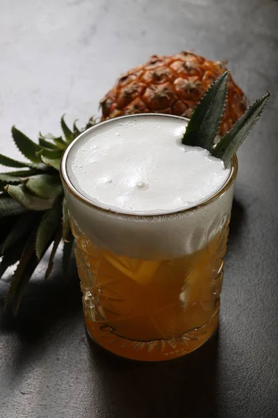 Piña y un vaso de cerveza — Foto de Stock