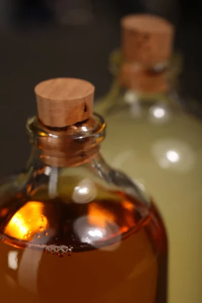 Φιάλες οινοπνευματωδών ποτών με πώματα. Κοντινό πλάνο — Φωτογραφία Αρχείου