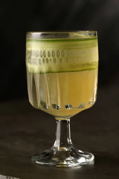 Glass of cocktail with cucumber. Close up — Stock Photo, Image