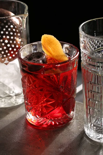 Negroni en medio de tres vasos. De cerca. — Foto de Stock