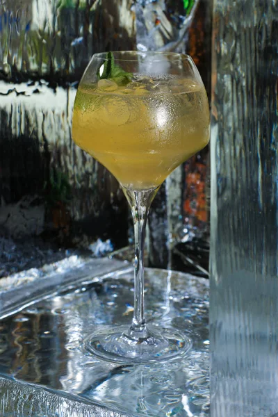 Tasty drink in the transparent cube. Close up — Stock Photo, Image