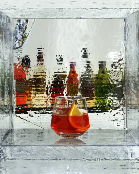 Red cocktail with a slice of orange. Close up — Stock Photo, Image