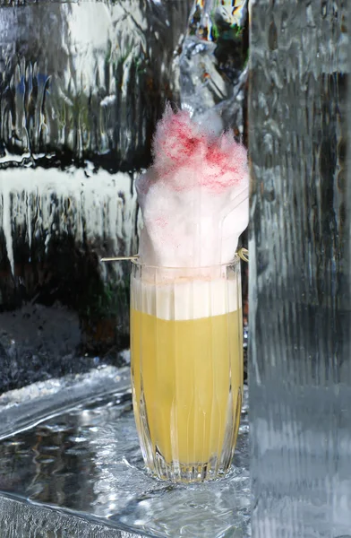 Cocktail with fairy floss. Close up — Stock Photo, Image