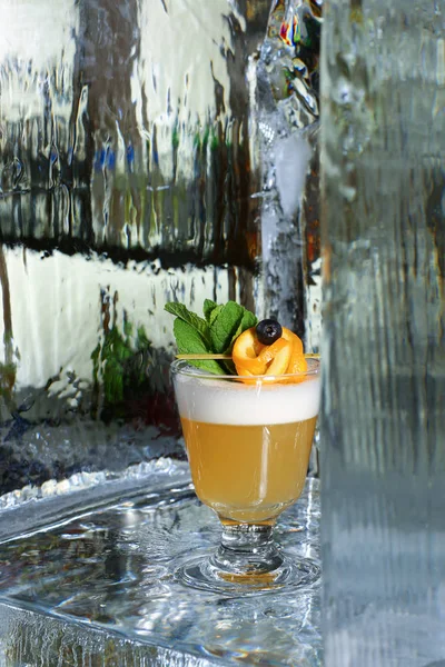 Cocktail mit Orange im Eiswürfel. Nahaufnahme — Stockfoto