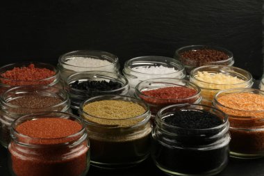 Siyah arka plan üzerine çeşitli baharatlar. Yakın çekim