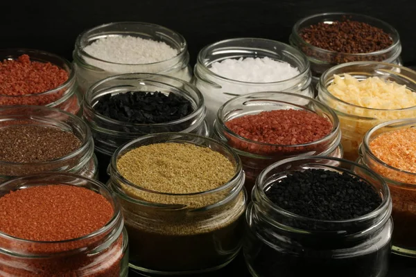 Kavanoz siyah arka plan üzerine tuz. Yakın çekim