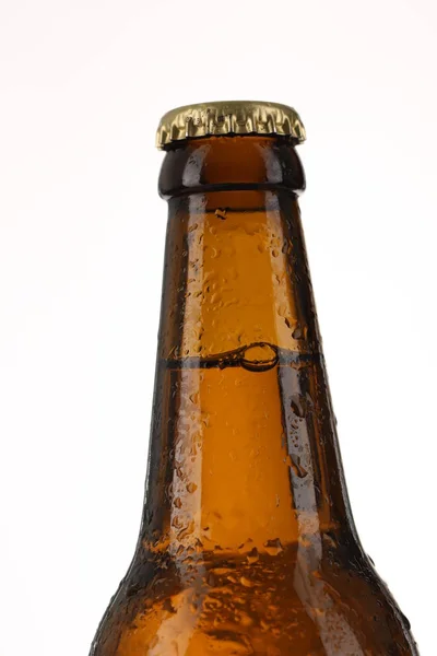 Botella de cerveza con gotas. De cerca. Fondo blanco — Foto de Stock