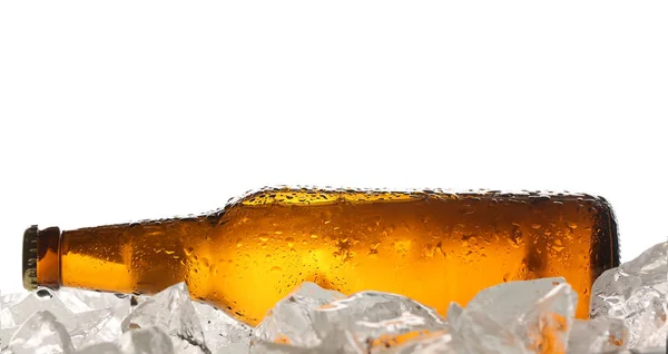 Garrafa mentirosa de cerveja no gelo. Fecha. Fundo branco — Fotografia de Stock
