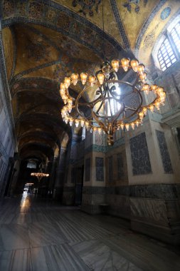 Türk cami içinde antik avize