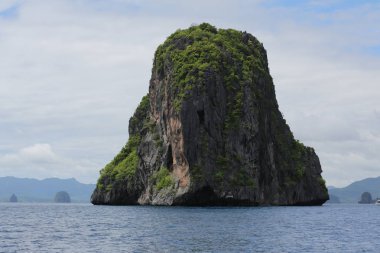 Boracay denizinde yeşil kaya