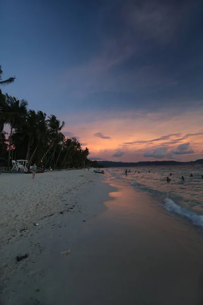 Menschen am Strand von Boracay — Stockfoto