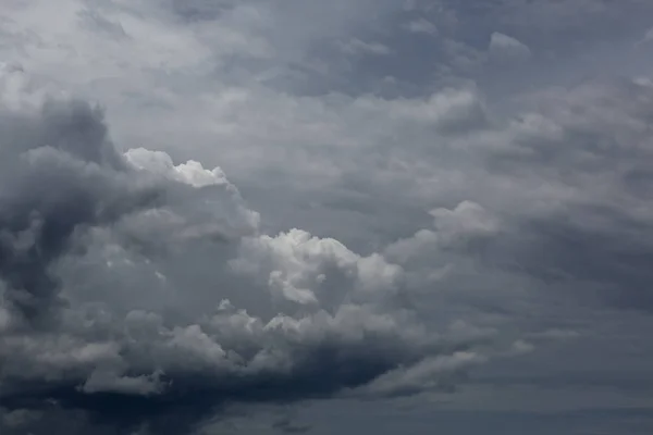 Céu cinzento e nuvens — Fotografia de Stock