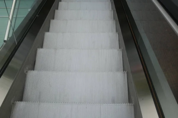 Rolltreppe im modernen Gebäude — Stockfoto