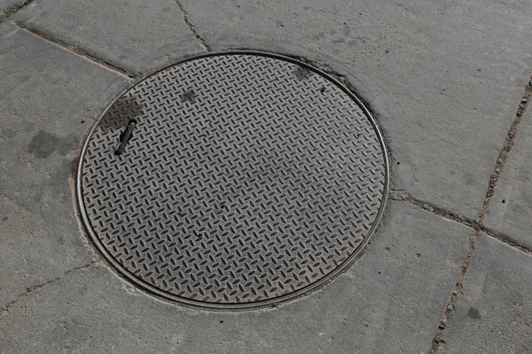 Manhole na rua — Fotografia de Stock