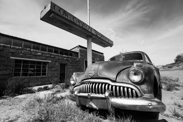 Un auto viejo en Arizona. Blanco y negro — Foto de Stock