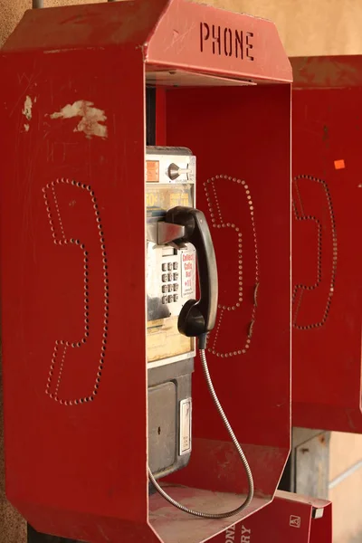 Téléphone public rouge — Photo